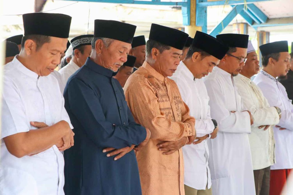 Gubernur Salat Iduladha Bersama Warga, Serahkan Hewan Kurban untuk Masyarakat