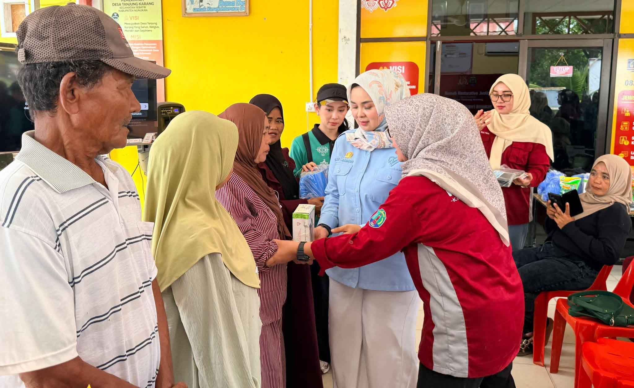 Wakil Ketua II DPRD Nunukan, Serahkan Bahan Lomba Kegiatan Peningkatan Ketahanan Pangan Di Sebatik