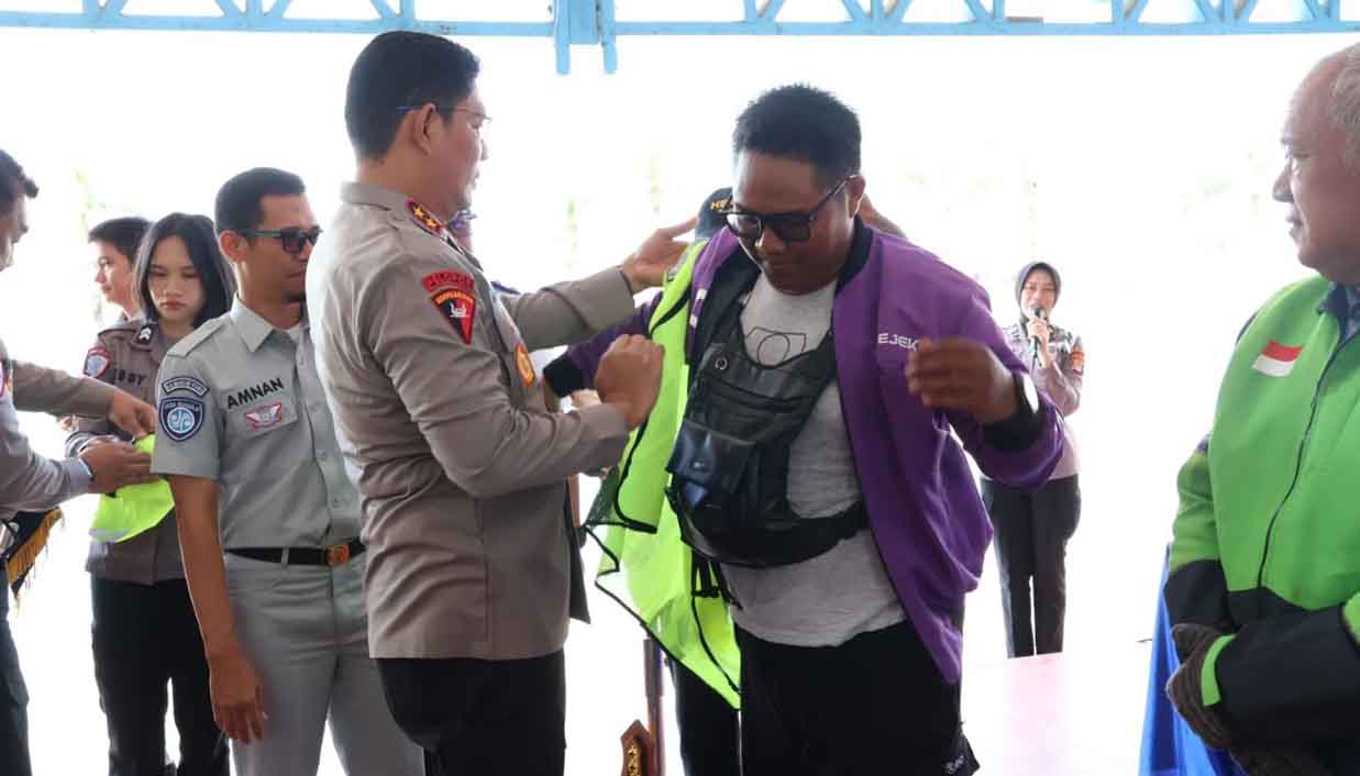 Kapolda Kaltara Sematkan Rompi Pengemudi, Ajak Ojol Sebagai Pelopor Keselamatan