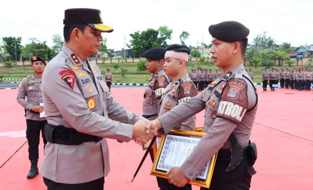 Tunjukkan Dedikasi dan Loyalitas terhadap Institusi Polri, Tiga Personel Samapta Terima Penghargaan Kapolda Kaltara