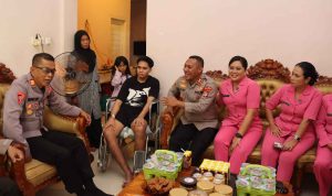 Kapolres Nunukan Sambangi Dua Personel yang Jalani Perawatan Kesehatan