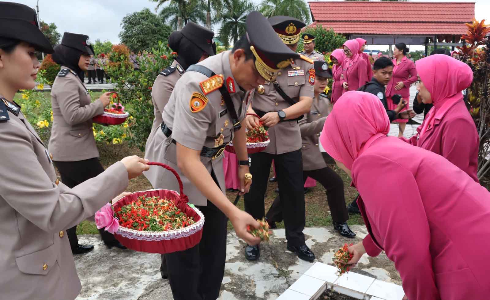 Sambut Hari Bhayangkara ke-80, Kapolda Kaltara Tabur Bunga di TMP Telabang Bangsa