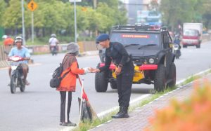 Jumat Berkah, Personel Brimob Polda Kaltara Turun Langsung Sapa dan Bantu Warga Tarakan