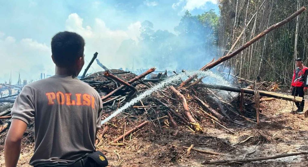 Polda Kaltara Kerahkan 35 Personel Padamkan Kebakaran Lahan Dua Hektare di Tanjung Selor