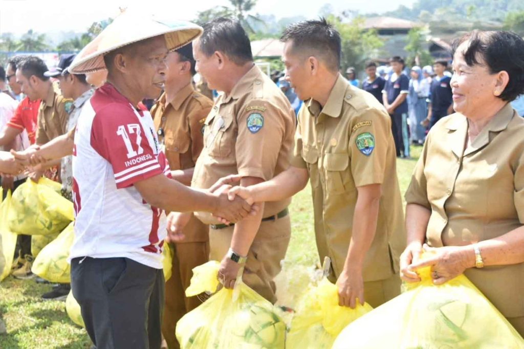Semarak Kemerdekaan di Peso, Bupati Syarwani Serahkan Bantuan Bola untuk 19 Sekolah