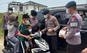 Peduli Kesehatan Warga, Brimob Polda Kaltara Bagikan Masker Cegah Dampak Kabut Asap di Sebatik