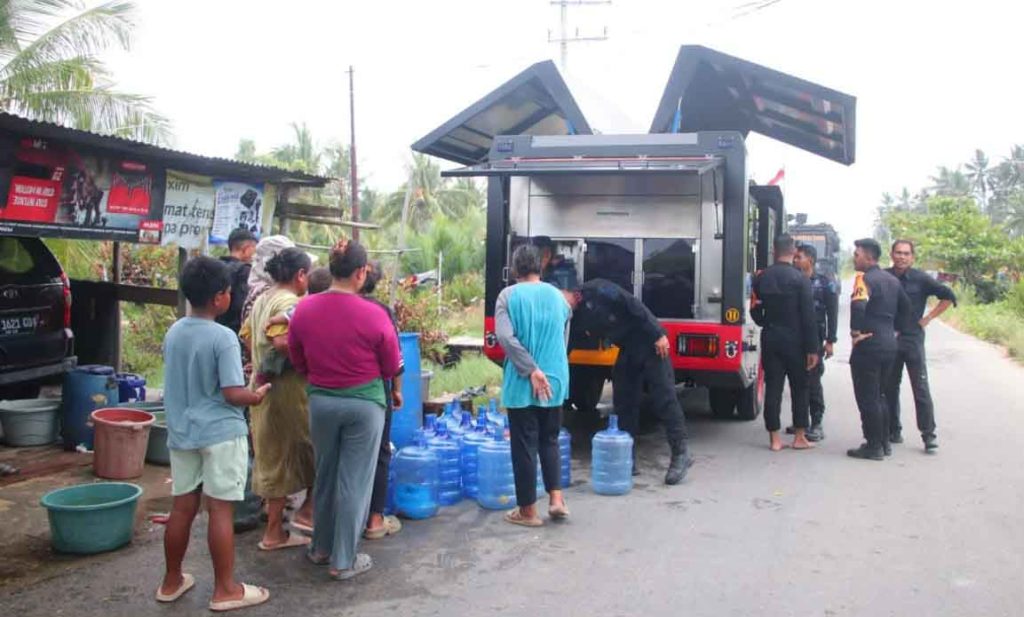 Bantu Warga Pantai Amal, Brimob Polda Kaltara Distribusikan Air Bersih