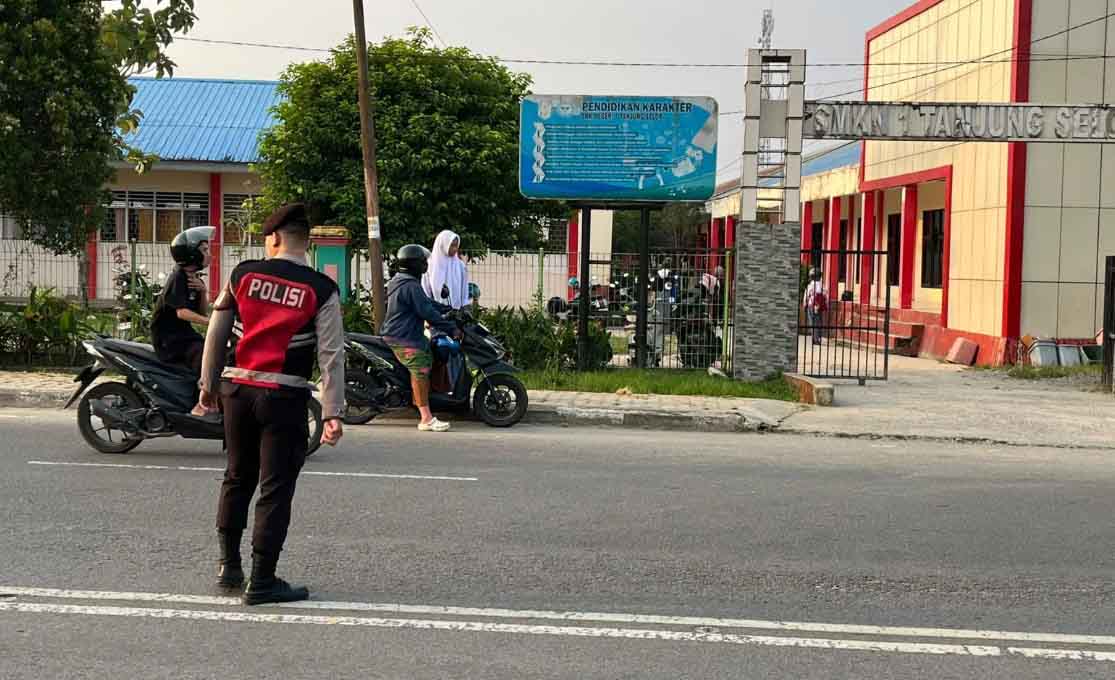 36 Personel Ditsamapta Polda Kaltara Amankan Lalu Lintas Siswa Sekolah di Tanjung Selor