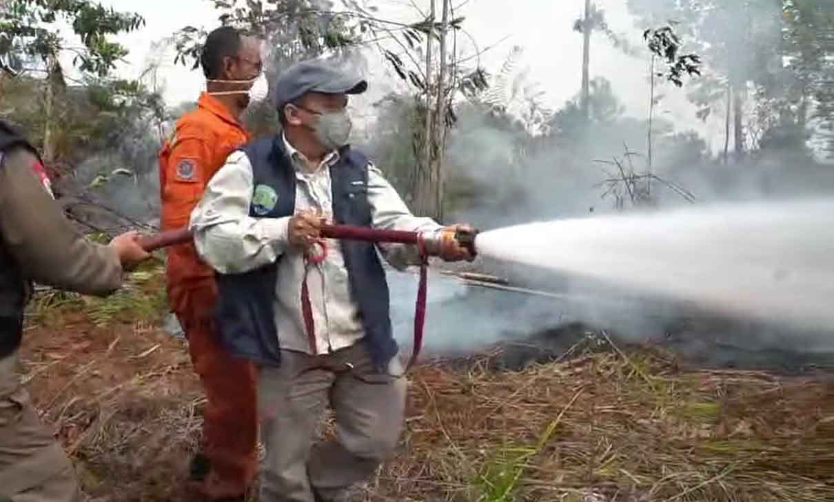 Wabup Bulungan Kilat Turun Langsung Padamkan Karhutla di Mangkupadi