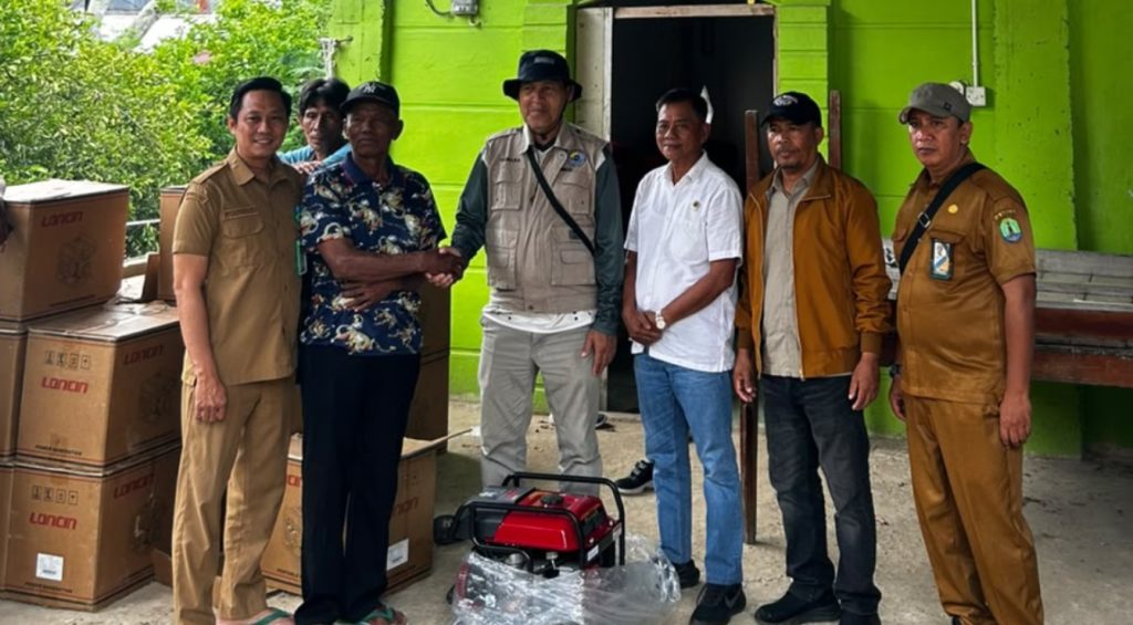 H. Firman Latif Serahkan 20 Unit Mesin Genset untuk Nelayan Sebatik